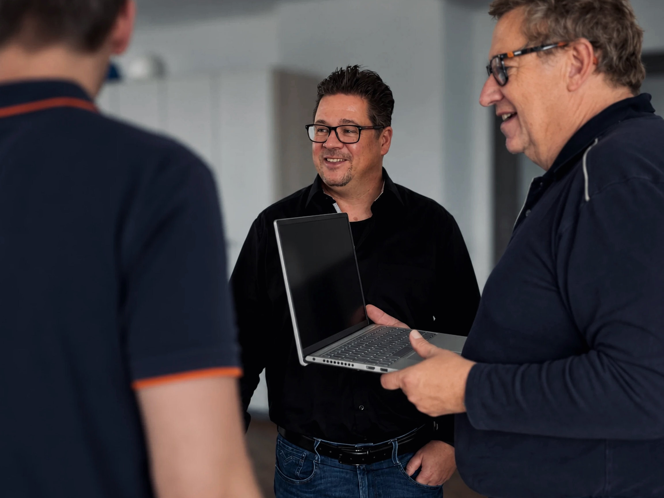 Zwei Ingenieure von Warnow Design besprechen etwas am Laptop