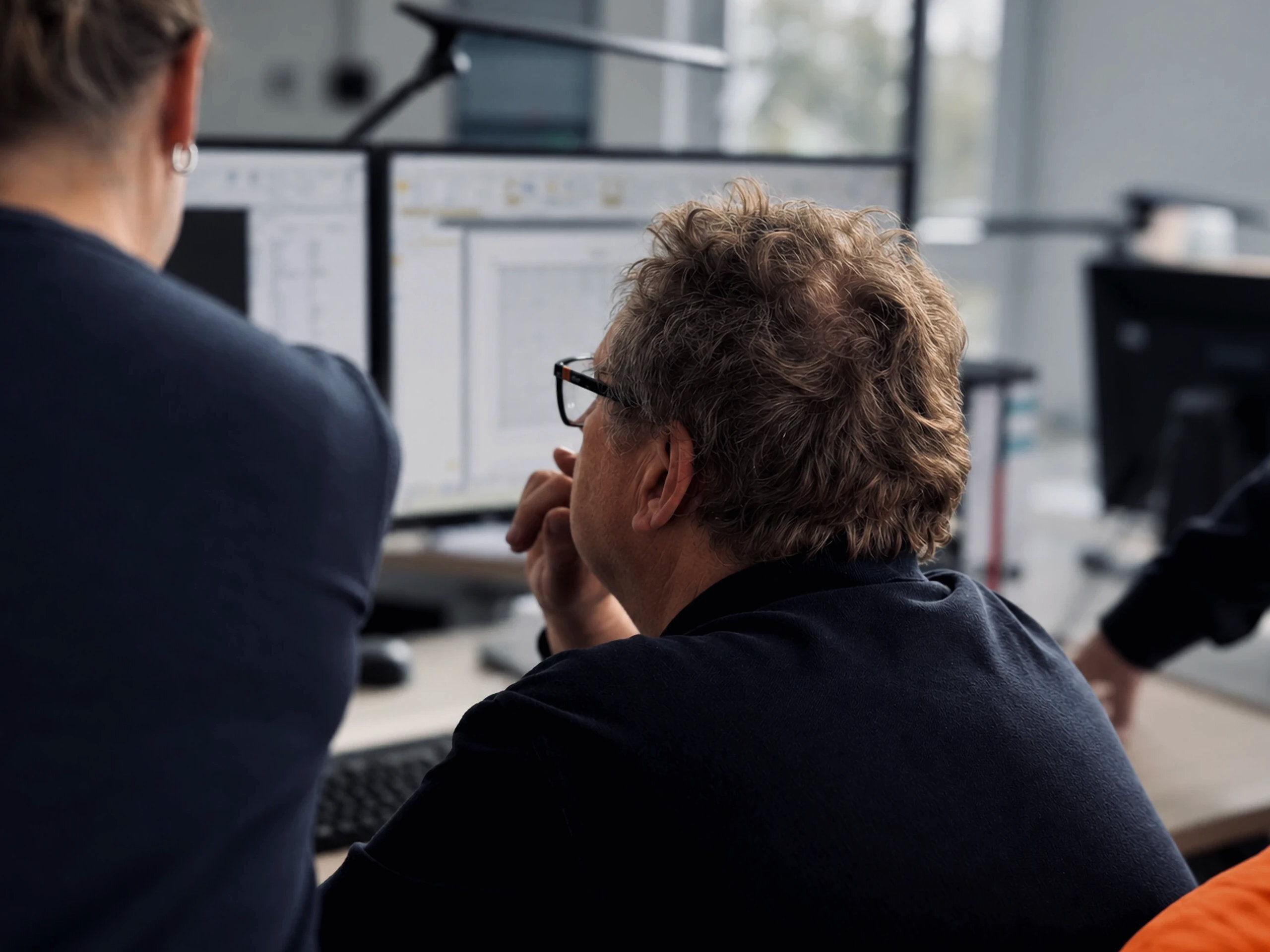 Warnow Design engineer working at two monitors