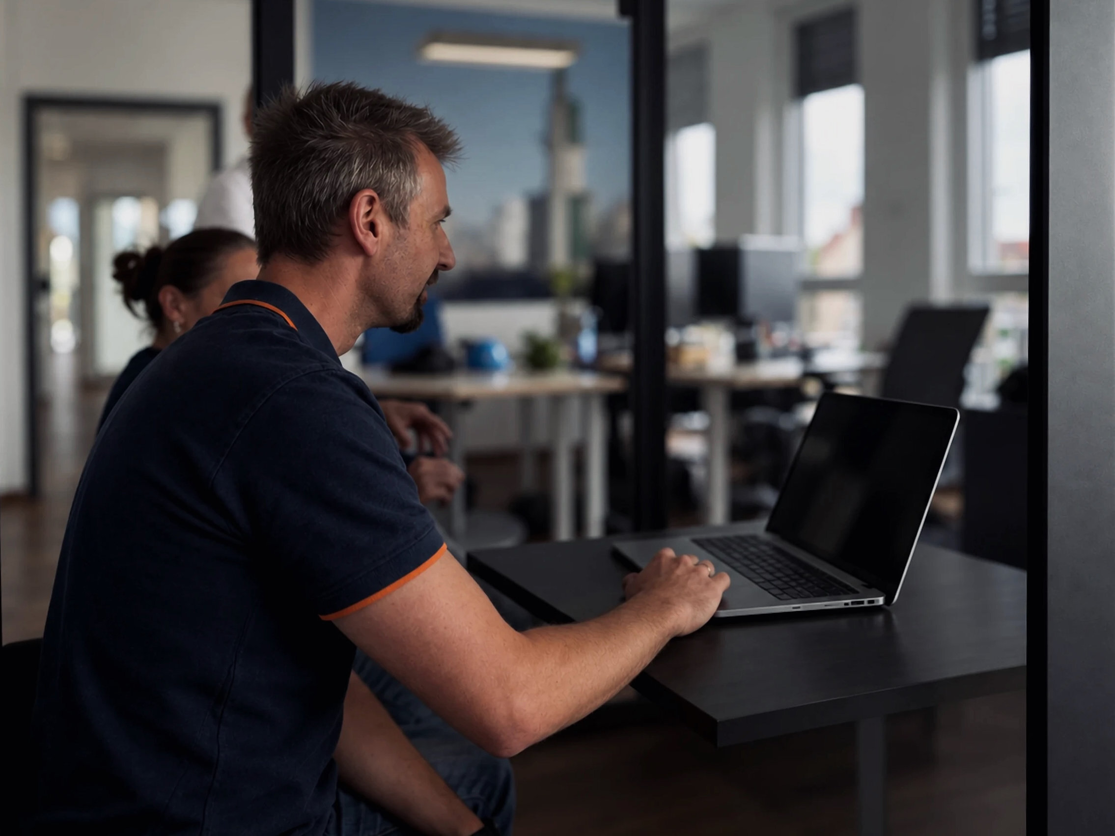 Ingenieur von Warnow Design arbeitet konzentriert am Laptop